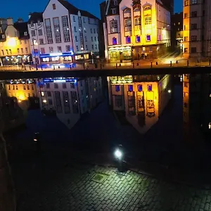 Apartment Vibrant At The Shore In Leith, Edinburgh
